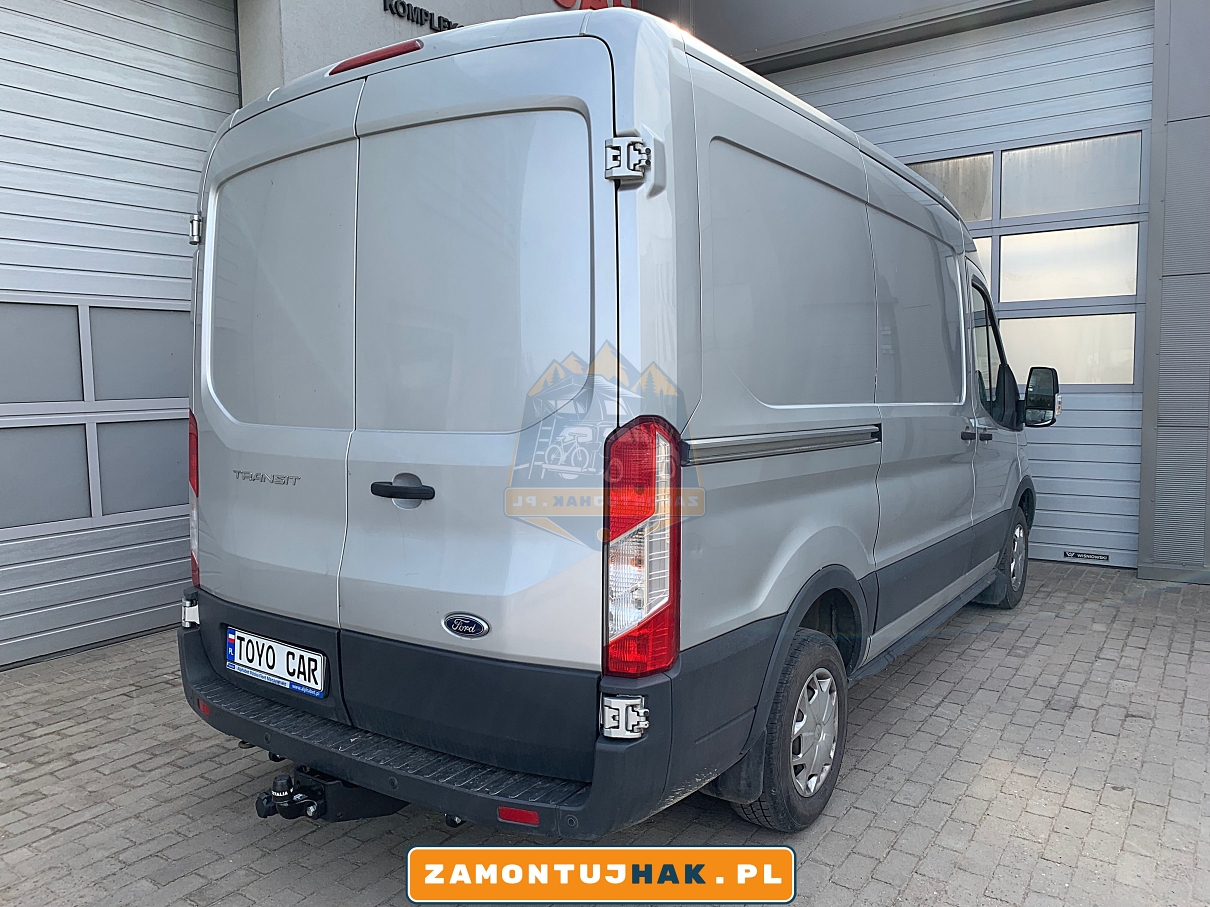 Zdjęcie Forda Transita z hakiem stałym westfalia, zdjęcie zrobione z tyłu z prawej strony